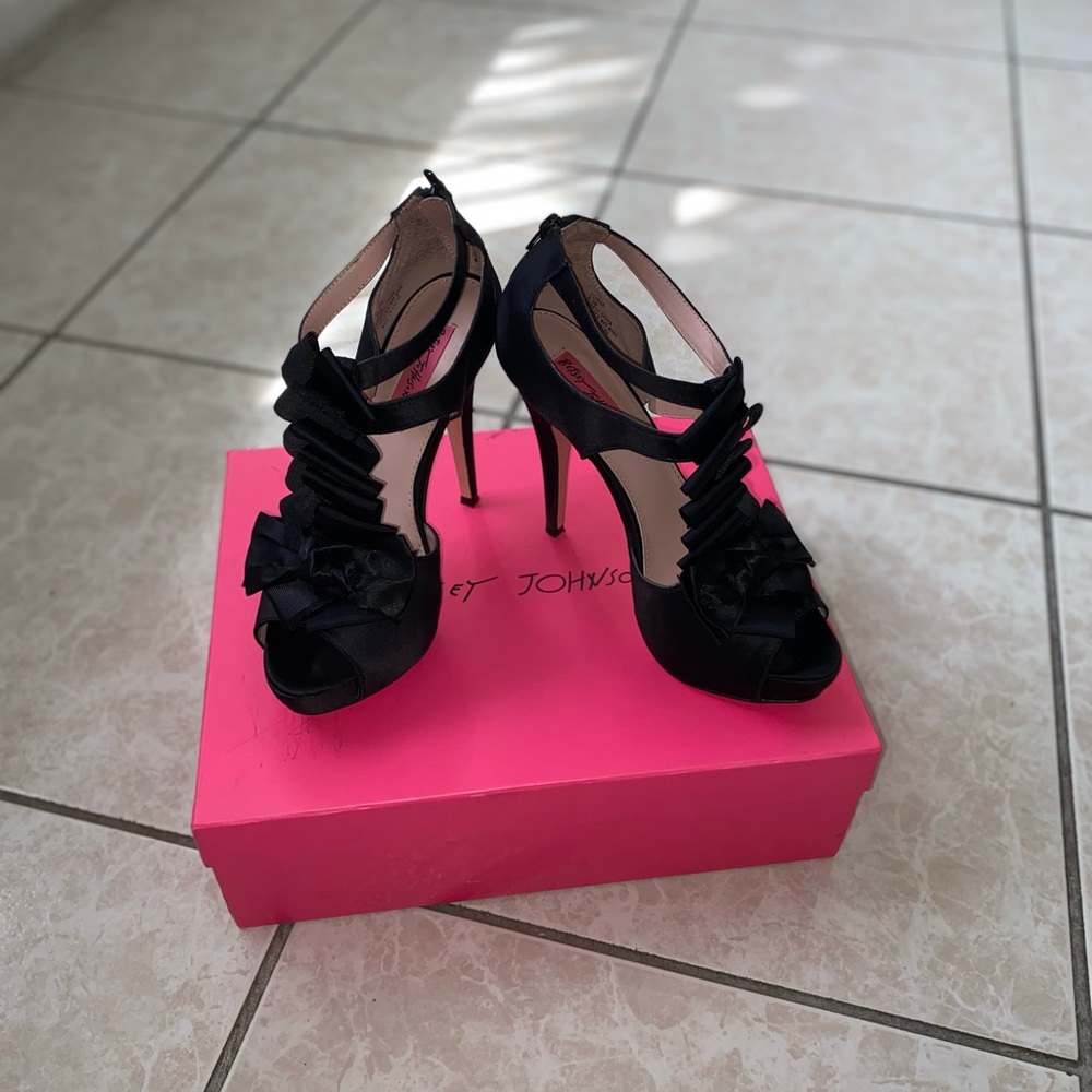 Betsy Johnson Iconnn Blk Satin Heels